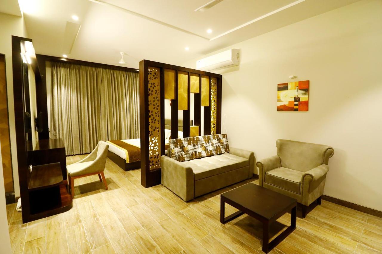 Hotel The Royal Inn Baramati Экстерьер фото