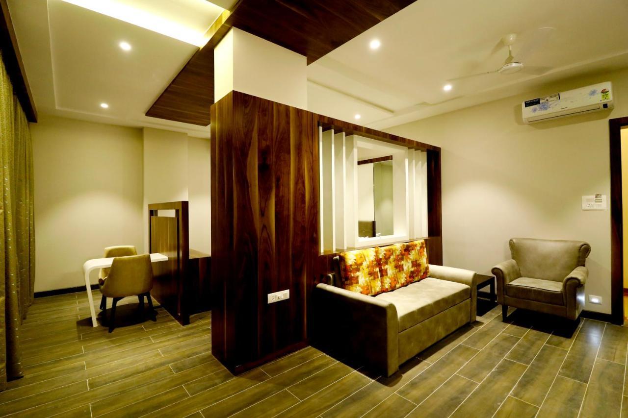 Hotel The Royal Inn Baramati Экстерьер фото